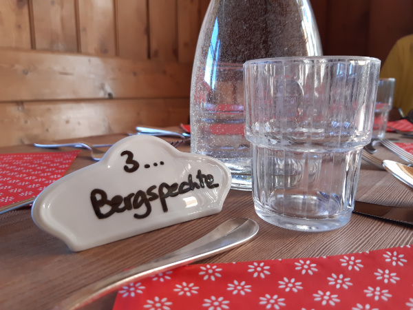 https://cdn.hauser-exkursionen.de/image/resize/-x-/4a969ae8-1068-47dc-8494-a914973cfc19/bergspechte-tischaufsteller-frech.jpg