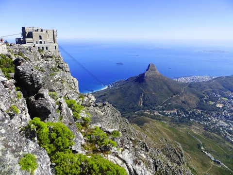 Suedafrika Kapstadt Blick vom Tafelberg auf Seilbahnstation und Lions Head
