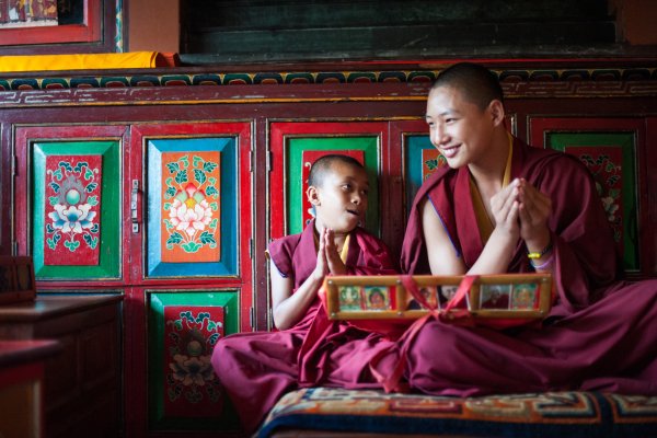 Nepal - Mönche beten in Kathmandu; Det-anan/Shutterstock.com