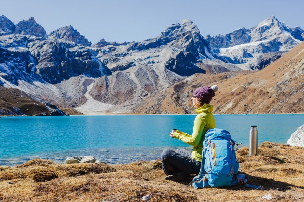 Nepal - Frau blickt auf einen Bergsee; Foto: Olga Danylenko/Shutterstock.com