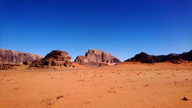 Blick auf den Jabal Umm al-Ishrin im Zentrum